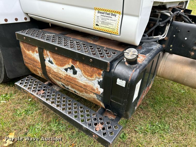 image for item NR9283 2006 GMC C7500  truck cab and chassis