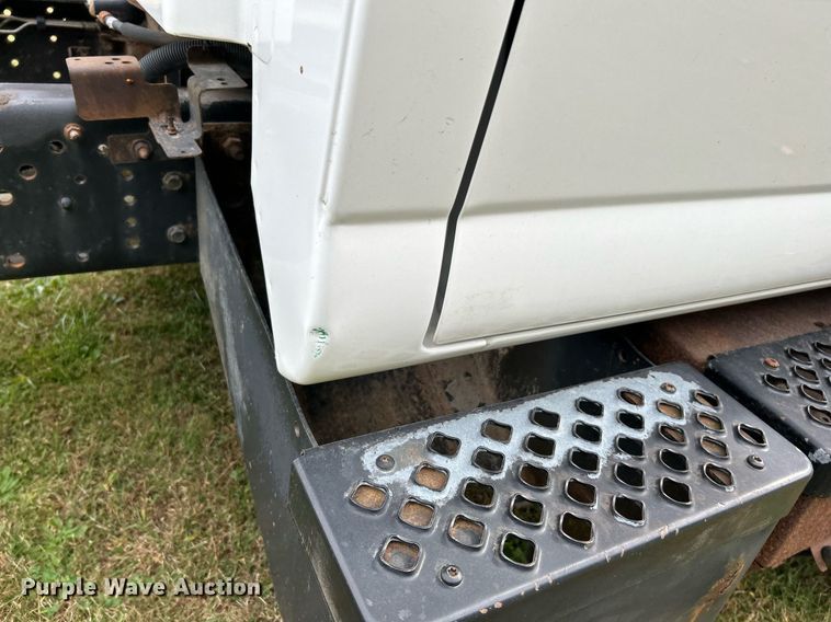 image for item NR9283 2006 GMC C7500  truck cab and chassis