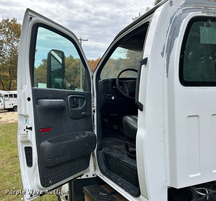 image for item NR9283 2006 GMC C7500  truck cab and chassis