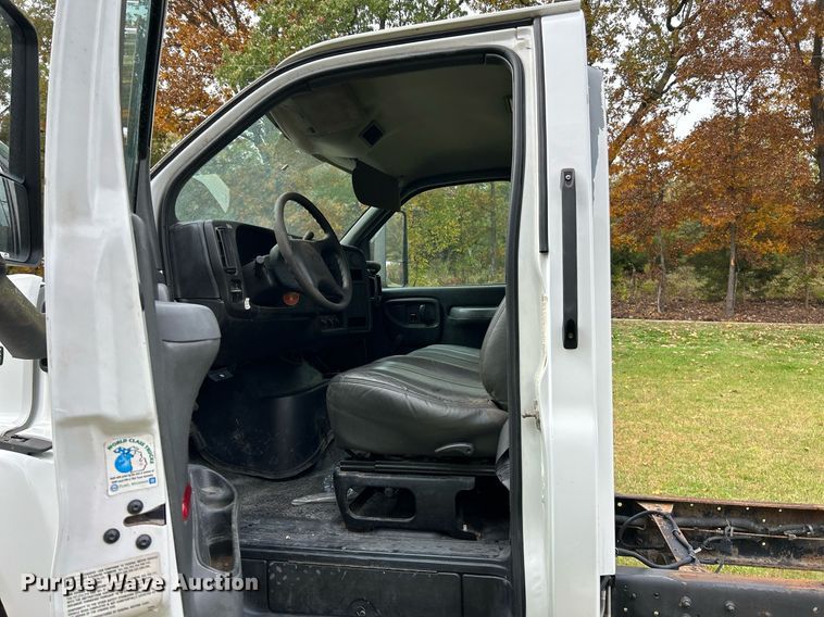 image for item NR9283 2006 GMC C7500  truck cab and chassis
