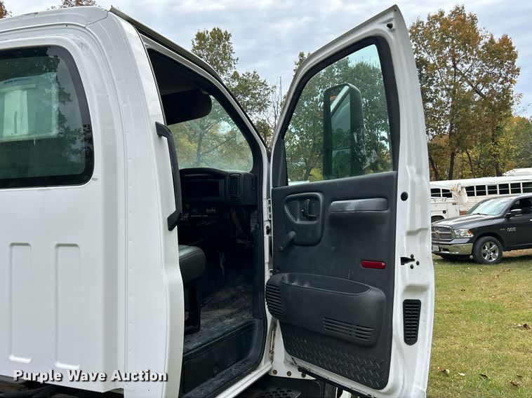 image for item NR9283 2006 GMC C7500  truck cab and chassis