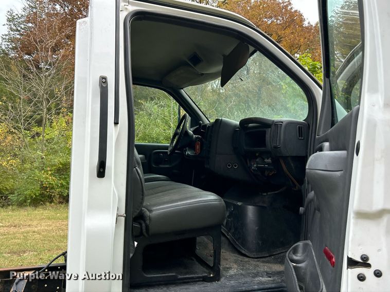image for item NR9283 2006 GMC C7500  truck cab and chassis