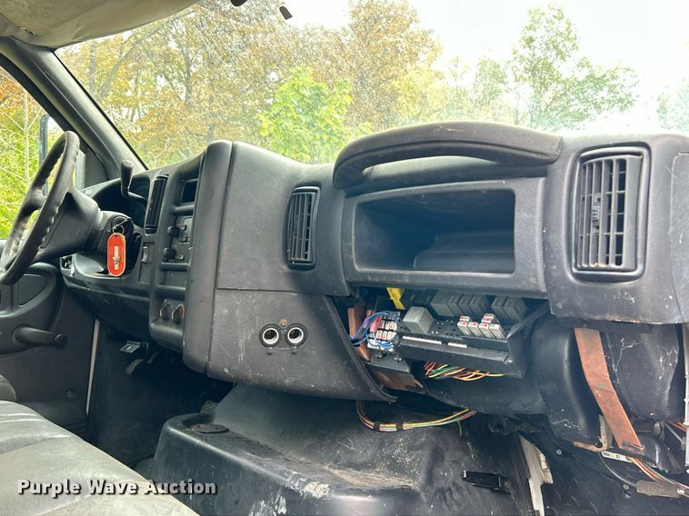 image for item NR9283 2006 GMC C7500  truck cab and chassis