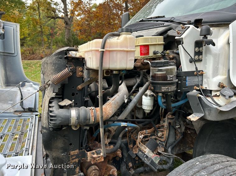 image for item NR9283 2006 GMC C7500  truck cab and chassis