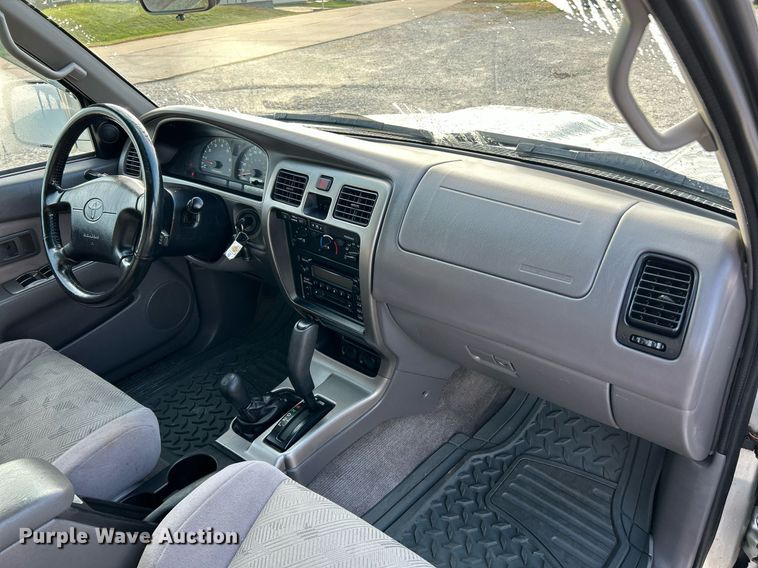 image for item NR9302 2001 Toyota 4Runner SR5  SUV