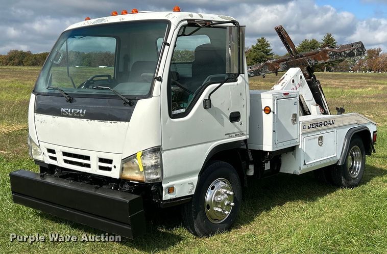 image for item NR9305 2006 Isuzu NPR  tow truck