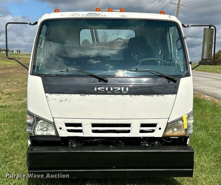 image for item NR9305 2006 Isuzu NPR  tow truck