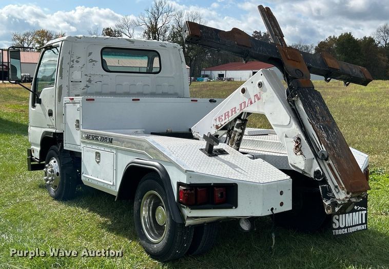 image for item NR9305 2006 Isuzu NPR  tow truck