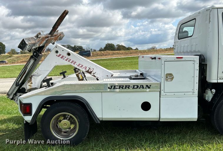 image for item NR9305 2006 Isuzu NPR  tow truck