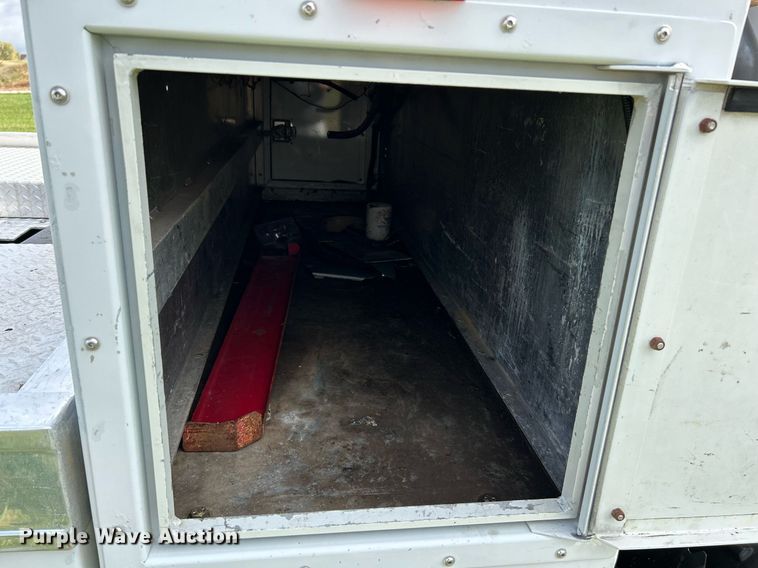 image for item NR9305 2006 Isuzu NPR  tow truck