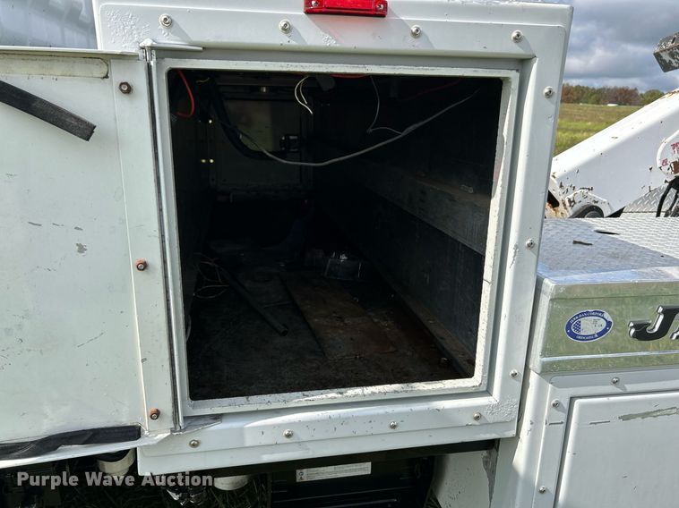 image for item NR9305 2006 Isuzu NPR  tow truck