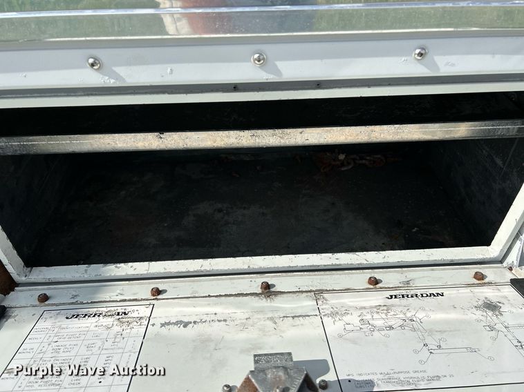 image for item NR9305 2006 Isuzu NPR  tow truck