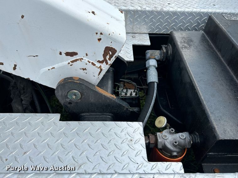 image for item NR9305 2006 Isuzu NPR  tow truck