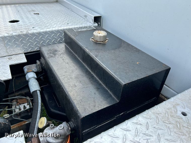 image for item NR9305 2006 Isuzu NPR  tow truck