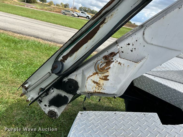 image for item NR9305 2006 Isuzu NPR  tow truck