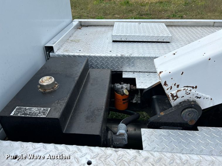 image for item NR9305 2006 Isuzu NPR  tow truck