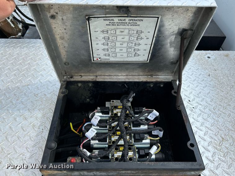 image for item NR9305 2006 Isuzu NPR  tow truck