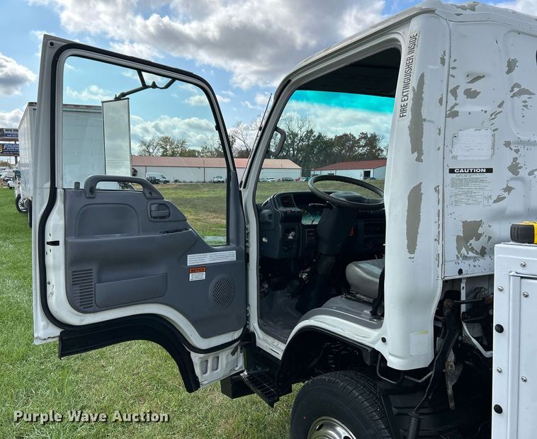 image for item NR9305 2006 Isuzu NPR  tow truck