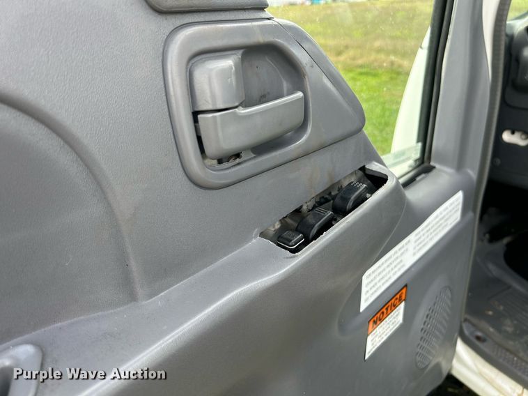 image for item NR9305 2006 Isuzu NPR  tow truck