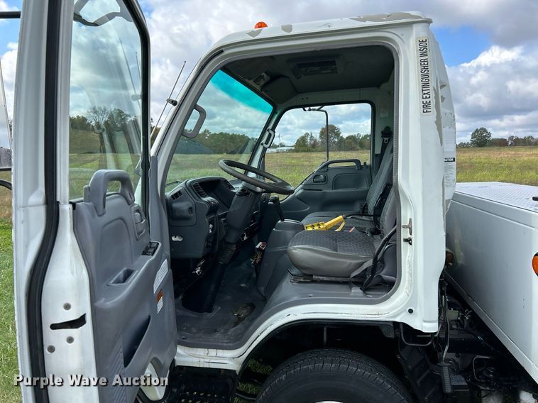 image for item NR9305 2006 Isuzu NPR  tow truck