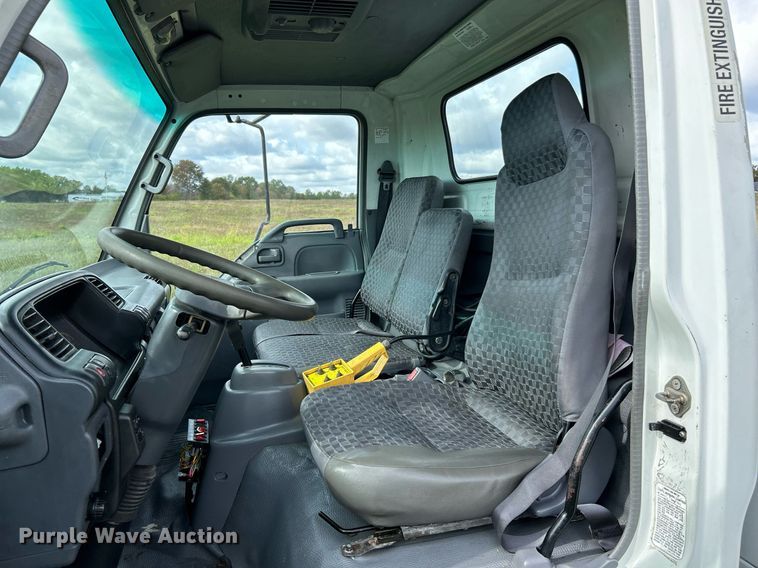 image for item NR9305 2006 Isuzu NPR  tow truck