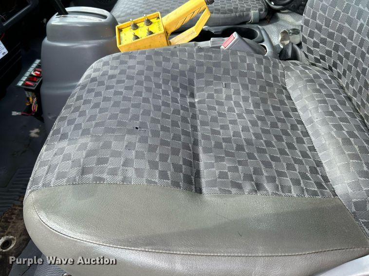 image for item NR9305 2006 Isuzu NPR  tow truck