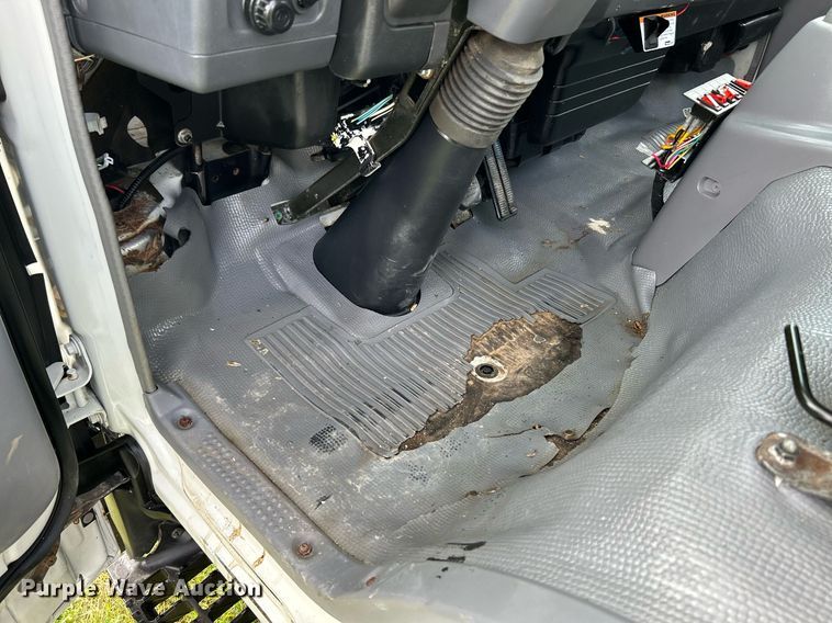 image for item NR9305 2006 Isuzu NPR  tow truck