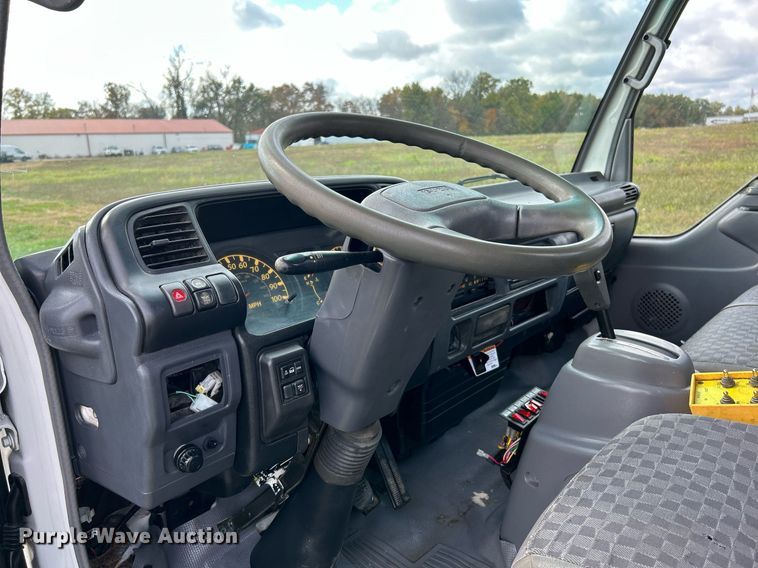 image for item NR9305 2006 Isuzu NPR  tow truck