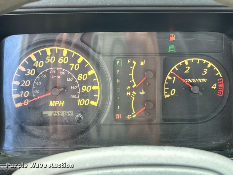 image for item NR9305 2006 Isuzu NPR  tow truck