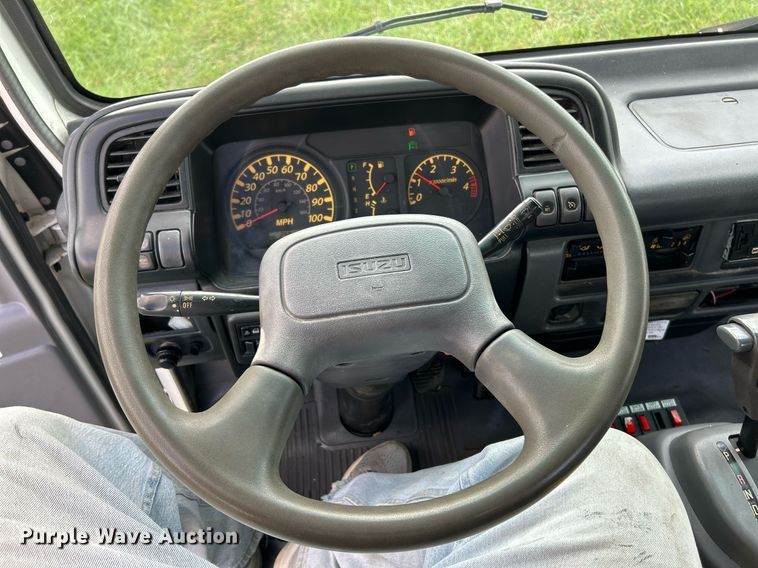 image for item NR9305 2006 Isuzu NPR  tow truck