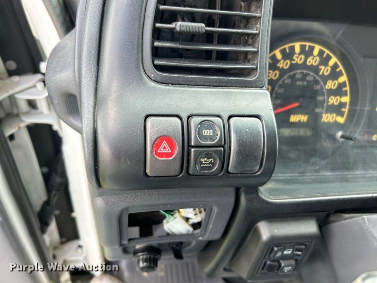 image for item NR9305 2006 Isuzu NPR  tow truck