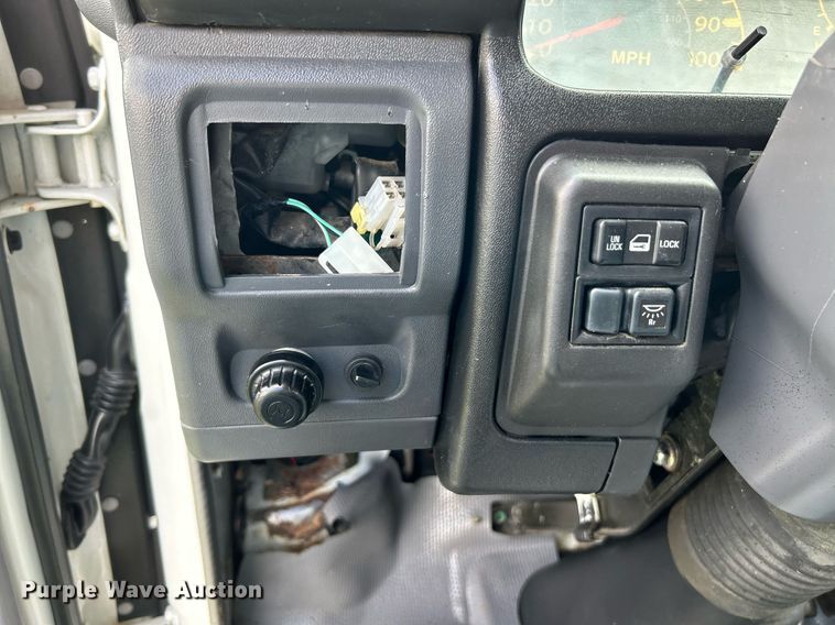 image for item NR9305 2006 Isuzu NPR  tow truck