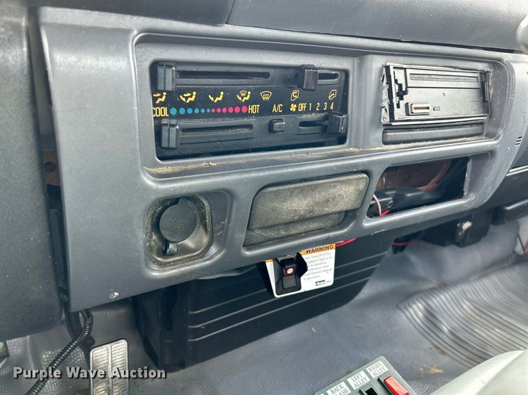 image for item NR9305 2006 Isuzu NPR  tow truck