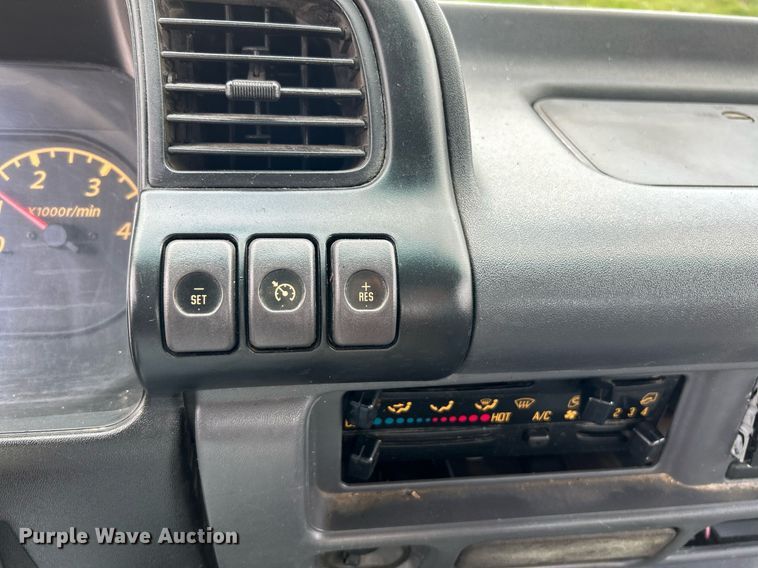 image for item NR9305 2006 Isuzu NPR  tow truck