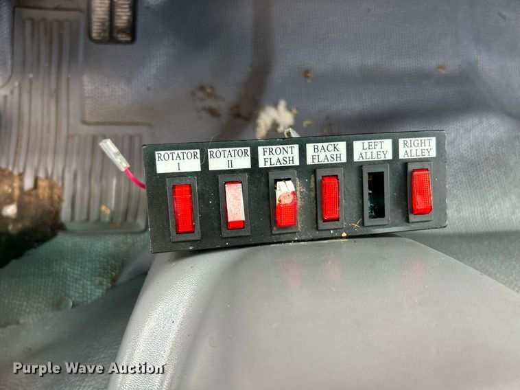 image for item NR9305 2006 Isuzu NPR  tow truck