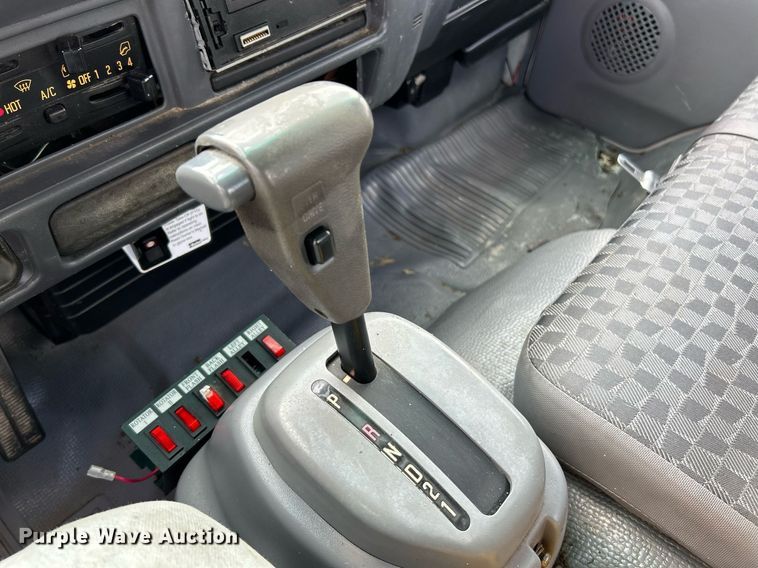 image for item NR9305 2006 Isuzu NPR  tow truck