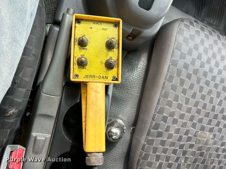 image for item NR9305 2006 Isuzu NPR  tow truck