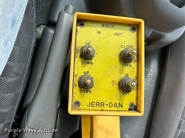 image for item NR9305 2006 Isuzu NPR  tow truck