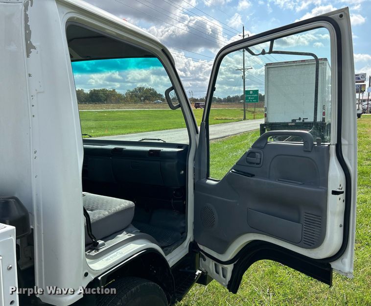 image for item NR9305 2006 Isuzu NPR  tow truck