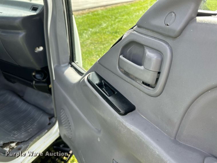 image for item NR9305 2006 Isuzu NPR  tow truck