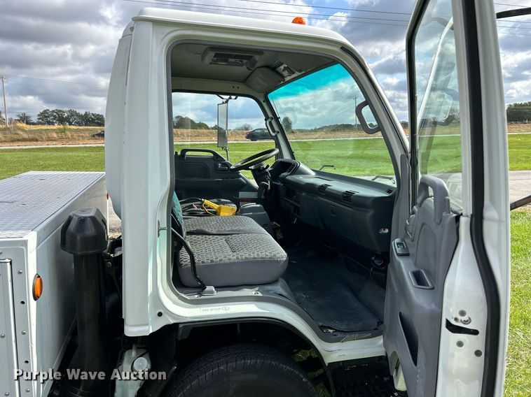 image for item NR9305 2006 Isuzu NPR  tow truck