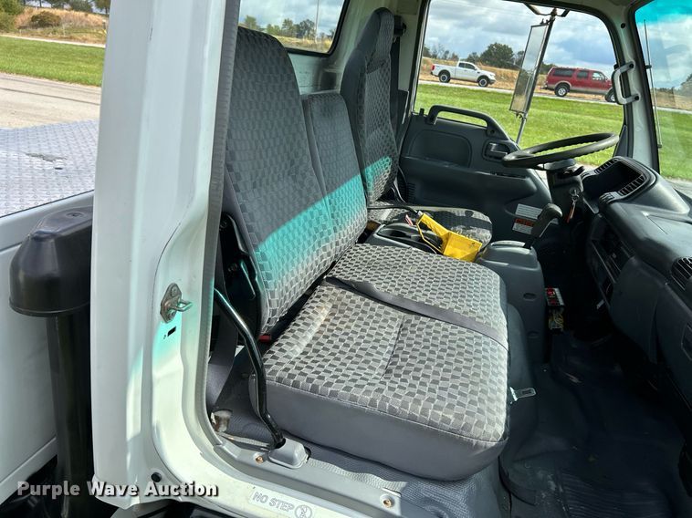 image for item NR9305 2006 Isuzu NPR  tow truck