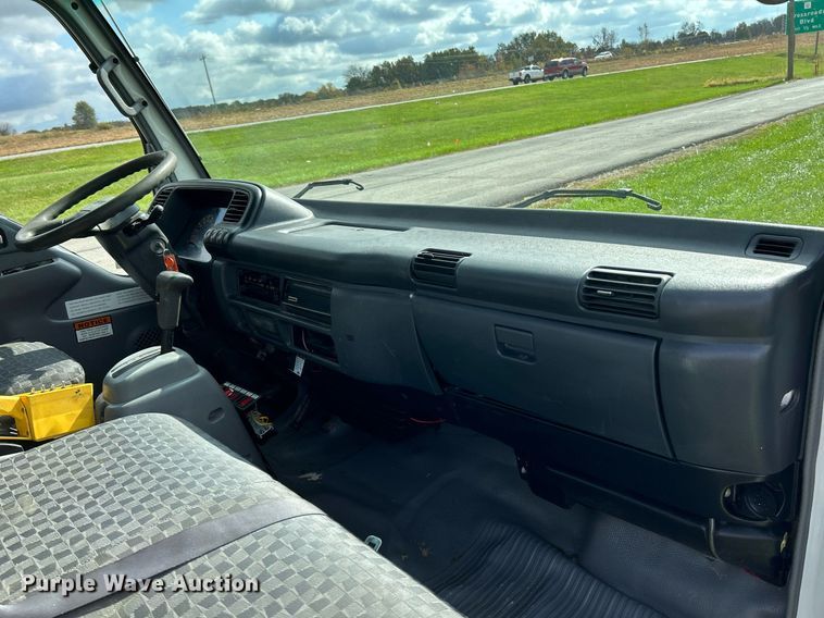 image for item NR9305 2006 Isuzu NPR  tow truck