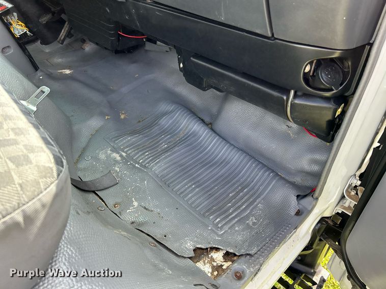 image for item NR9305 2006 Isuzu NPR  tow truck