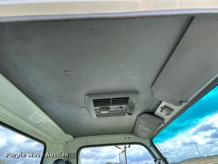 image for item NR9305 2006 Isuzu NPR  tow truck