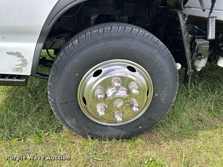 image for item NR9305 2006 Isuzu NPR  tow truck