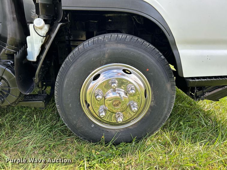 image for item NR9305 2006 Isuzu NPR  tow truck