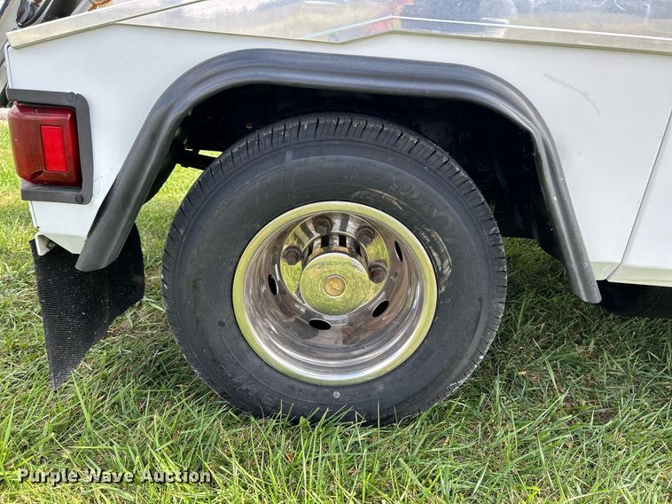 image for item NR9305 2006 Isuzu NPR  tow truck