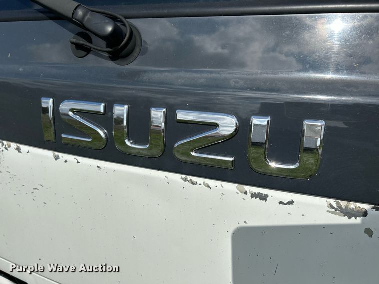 image for item NR9305 2006 Isuzu NPR  tow truck