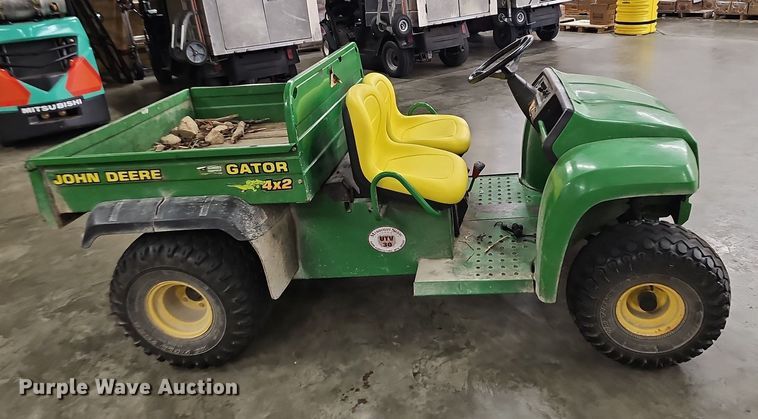 image for item NT9755 2001 John Deere Gator 4x2  utility vehicle